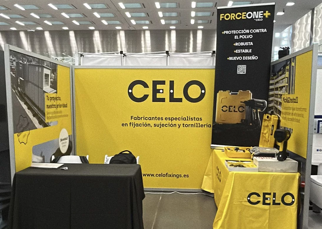Stand-de-CELO-en-la-feria-Auna-Partner-Day-con-mostrador-amarillo-con-una-pistola-de-clavos-FORCE-ONE-Plus