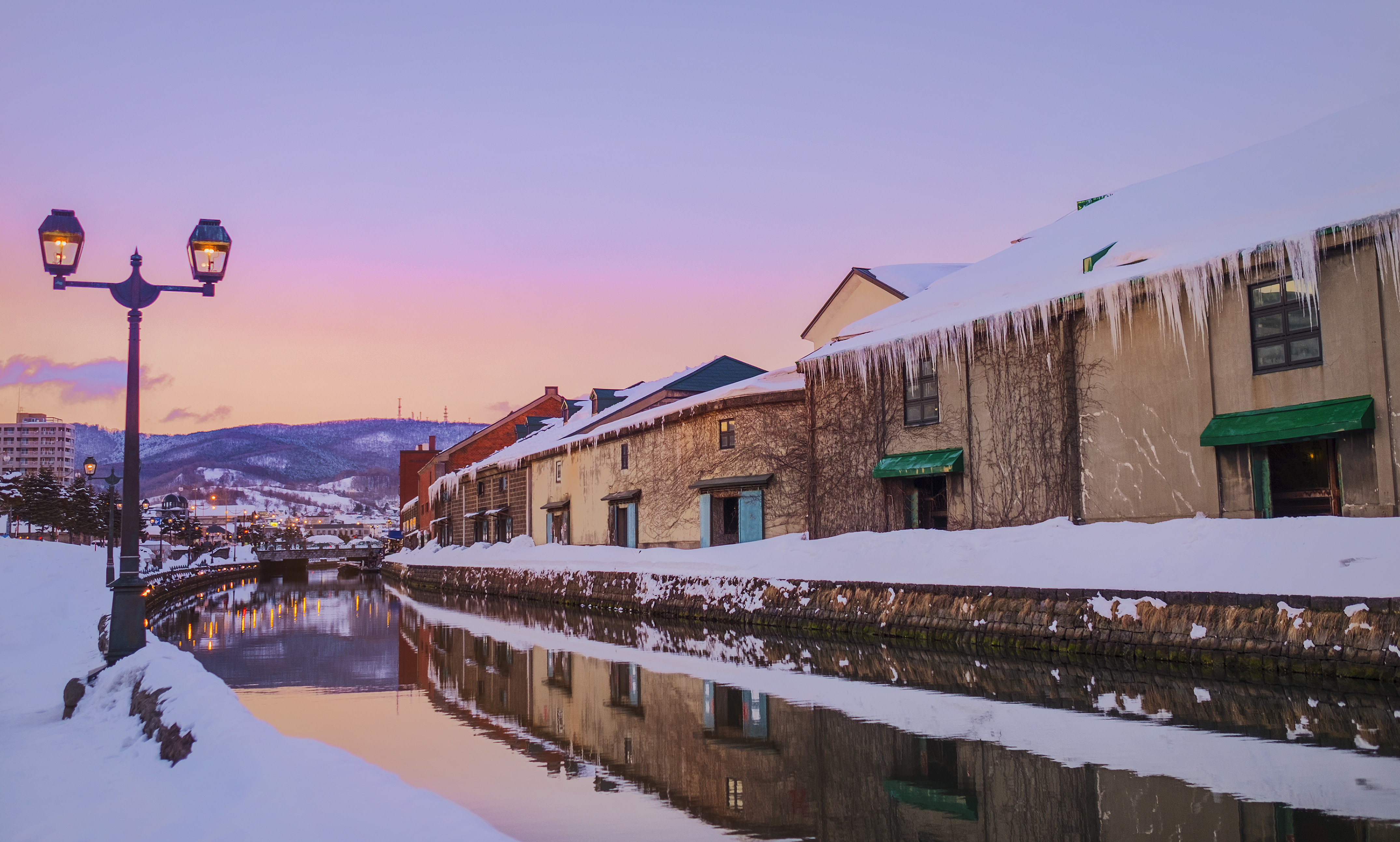 vista-de-otaru-canel-en-la-temporada-de-invierno-con-la-puesta-de-sol-hokkaido-japon
