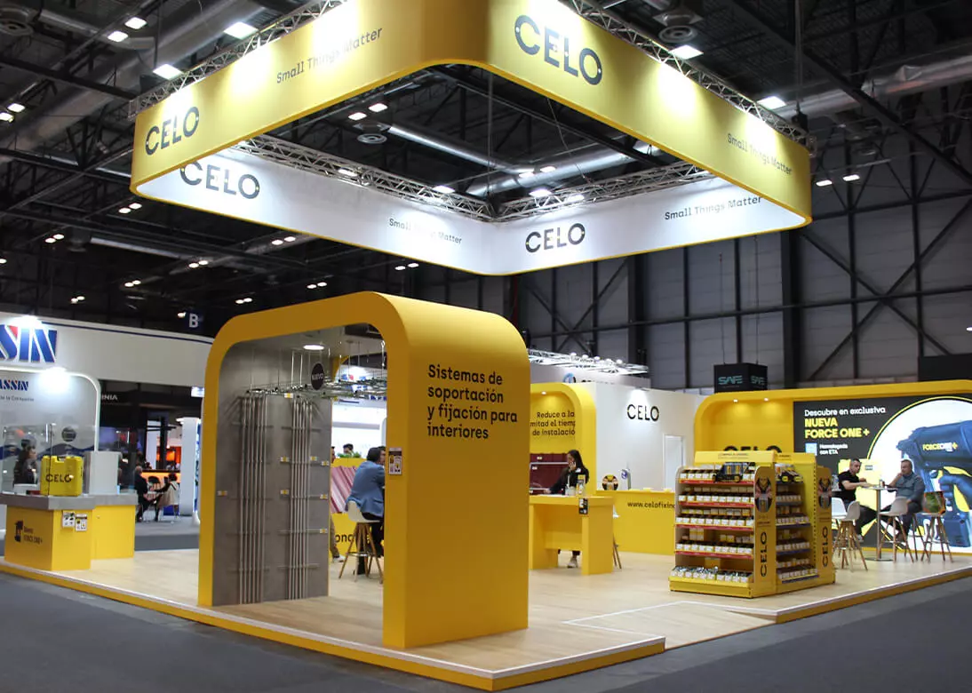 Stand-de-CELO-en-la-feria-Matelec-con-estructura-y-mobiliario-amarillo-y-expositores-de-productos-de-fijaci-n-y-suportaci-n