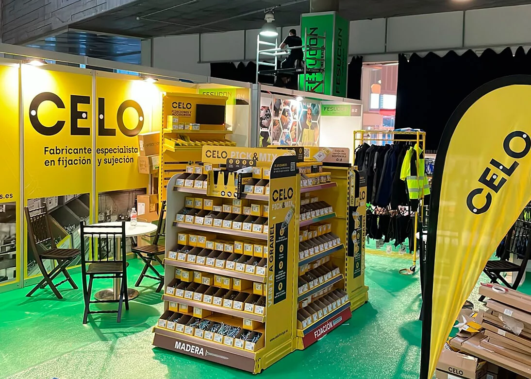 Stand-de-CELO-en-la-feria-FESUCON-2025-con-un-expositor-de-productos-de-fijacion