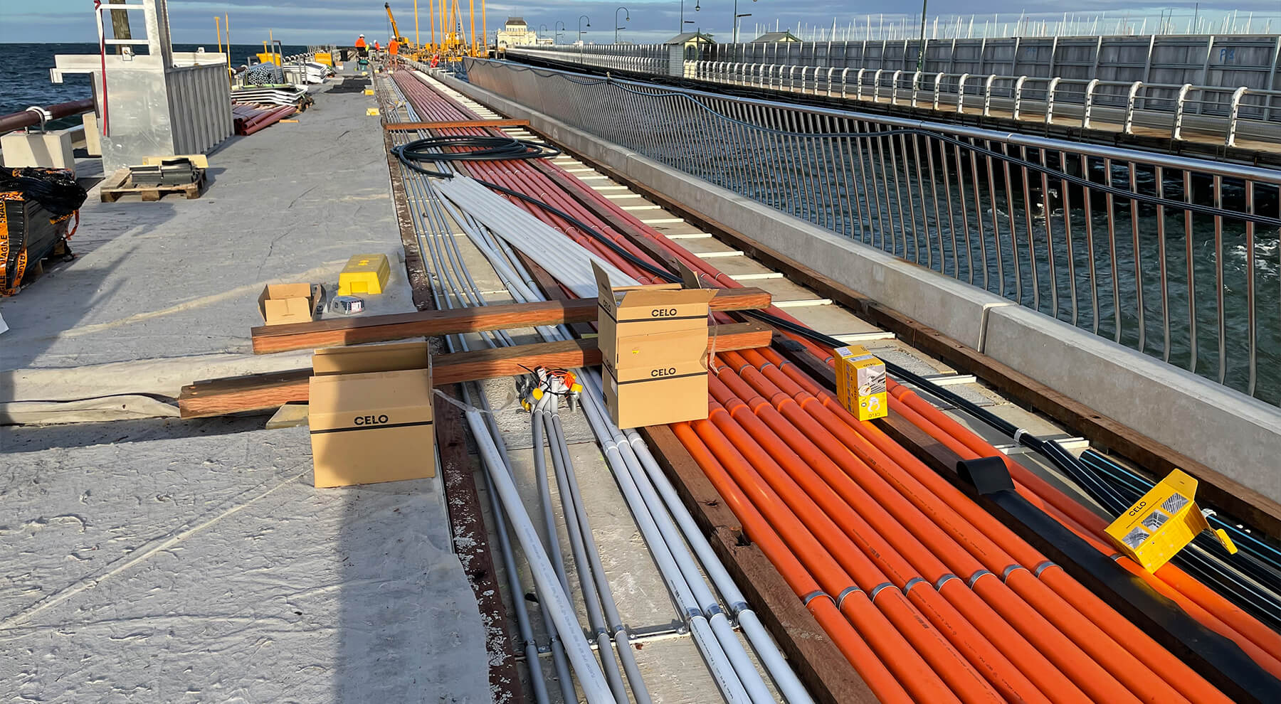 Instalaci-n-de-tuber-as-con-abrazaderas-met-licas-CELO-en-el-puente-de-Melbourne