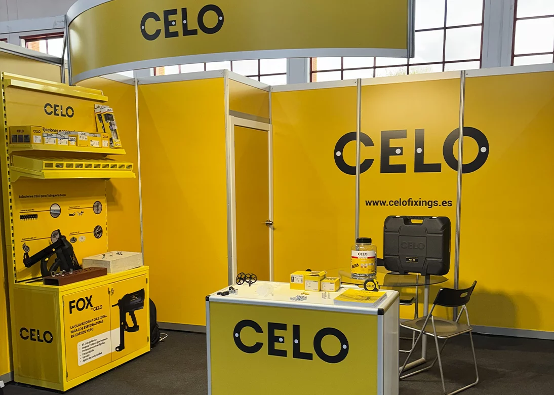 Stand-de-CELO-en-la-feria-ADIP-con-mostrador-amarillo-con-una-pistola-de-clavos-FOX-y-otros-productos