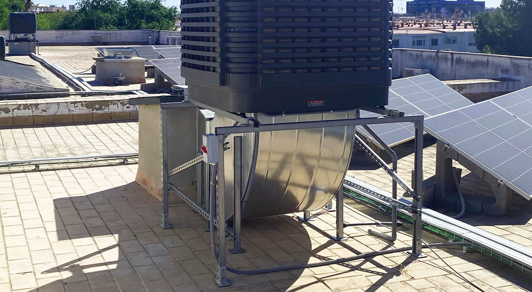 Aire-acondicionado-instalado-sobre-sistema-de-bancada-premontada-con-sujeciones-CELO-y-recubrimiento-KlimaProof-