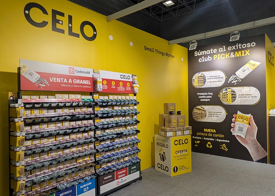 Stand-de-CELO-en-la-feria-Expocadena-2025-con-un-expositor-de-productos-de-fijaci-n