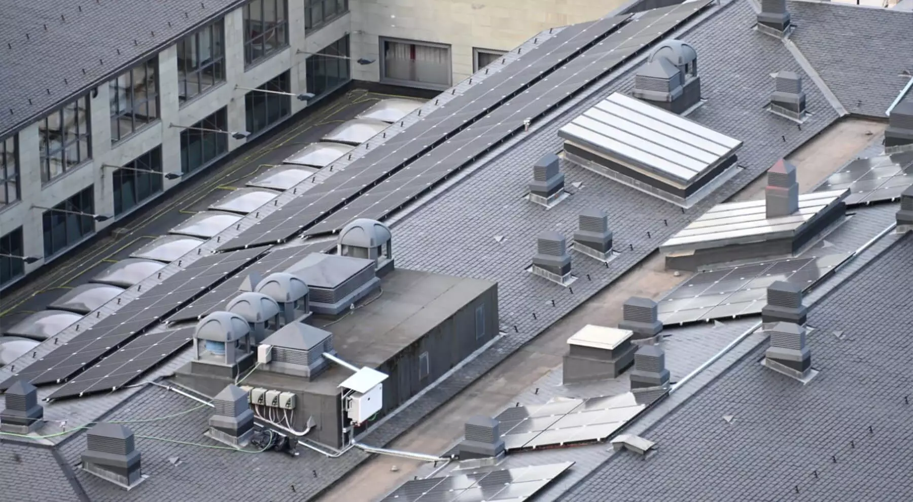 Azotea-del-edificio-Illa-Carlemany-en-Andorra-con-la-instalaci-n-de-placas-solares-hecha-a-con-fijaciones-CELO