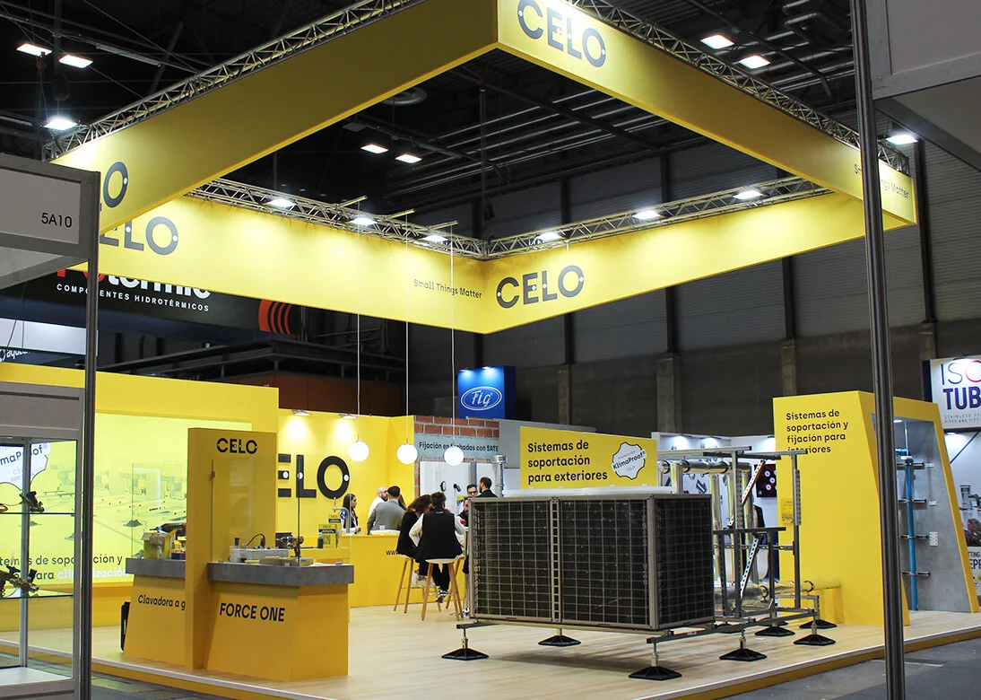 Stand-de-CELO-en-la-feria-C-R-con-estructura-y-mostradores-amarillos-y-expositores-de-productos-de-fijaci-n-y-suportaci-n