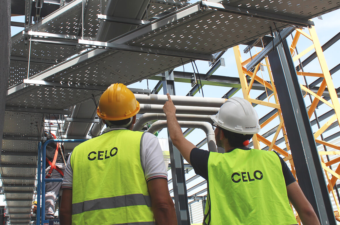 Tecnicos-dando-sorporte-en-una-obra-con-producto-CELO