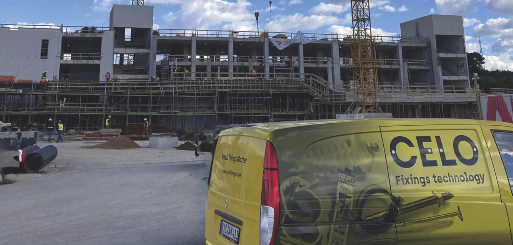 furgoneta-CELO-realizando-una-entrega-directa-en-obra